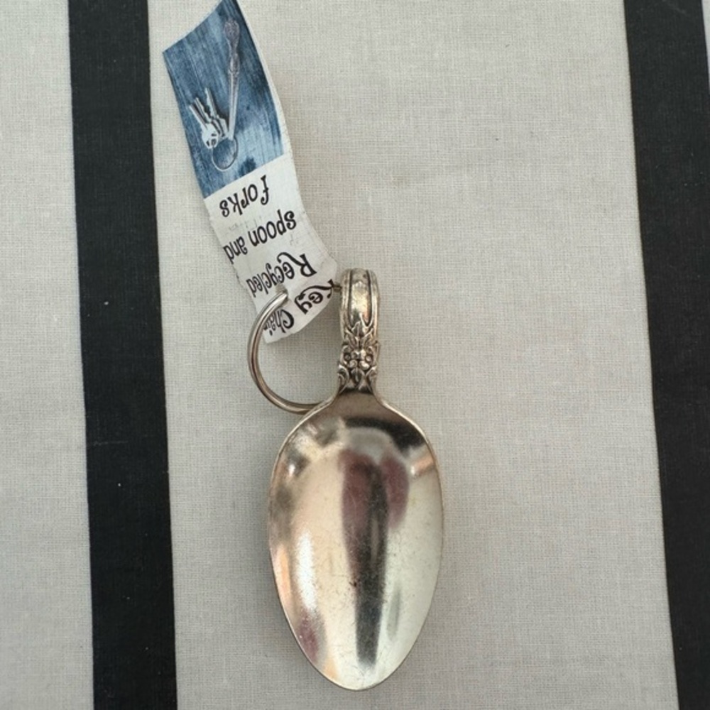 GORGEOUS silver spoon key ring! Great for keys, a zipper pull…. Get creative!🥄